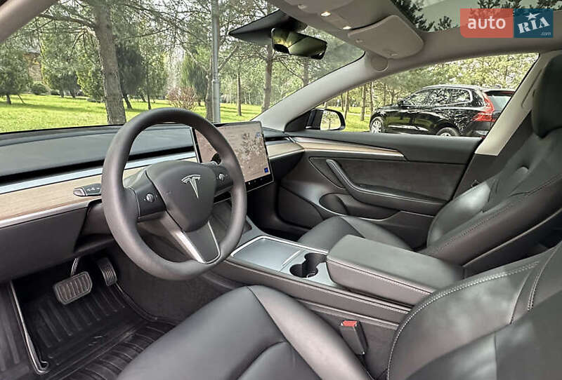 Седан Tesla Model 3 2023 в Івано-Франківську