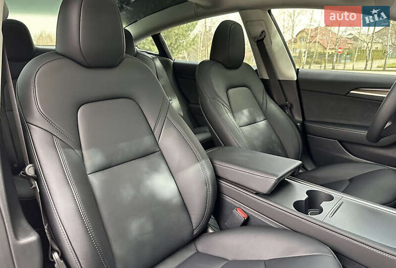 Седан Tesla Model 3 2023 в Івано-Франківську