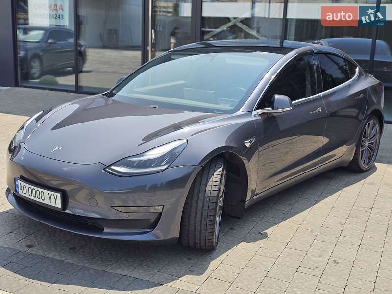 Седан Tesla Model 3 2020 в Ужгороді