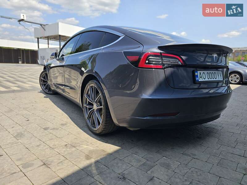 Седан Tesla Model 3 2020 в Ужгороді