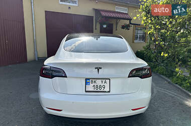 Седан Tesla Model 3 2021 в 