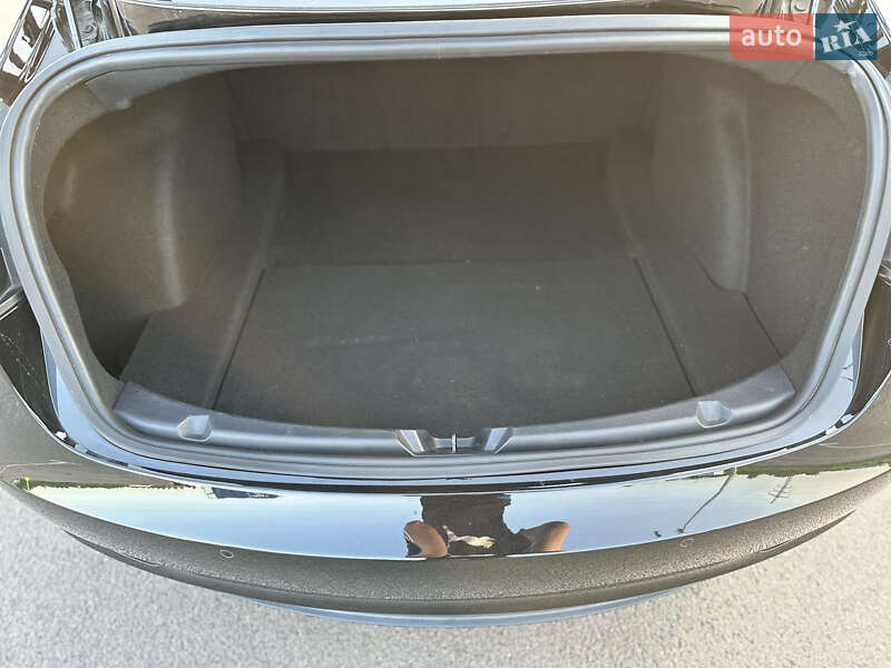 Седан Tesla Model 3 2018 в Рівному