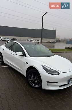Седан Tesla Model 3 2022 в 
