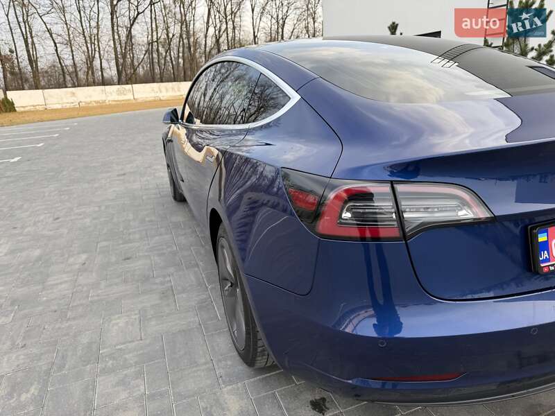 Седан Tesla Model 3 2019 в Луцке