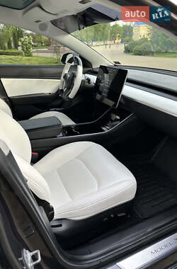 Седан Tesla Model 3 2019 в Прилуках