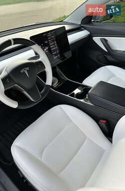 Седан Tesla Model 3 2019 в Прилуках