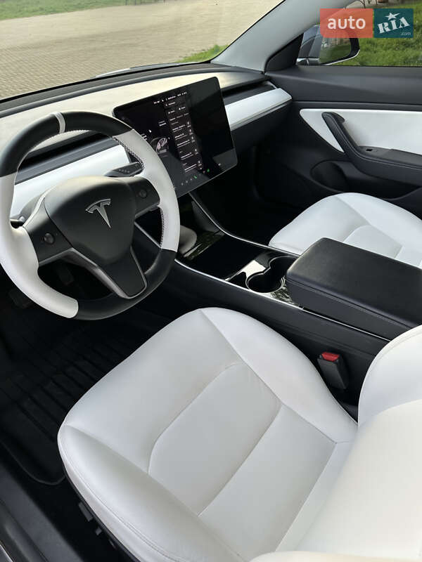 Седан Tesla Model 3 2019 в Прилуках