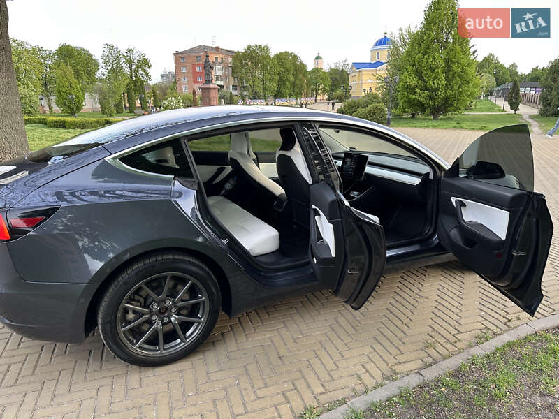 Седан Tesla Model 3 2019 в Прилуках