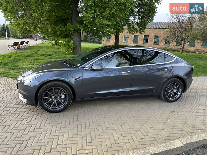 Седан Tesla Model 3 2019 в Прилуках