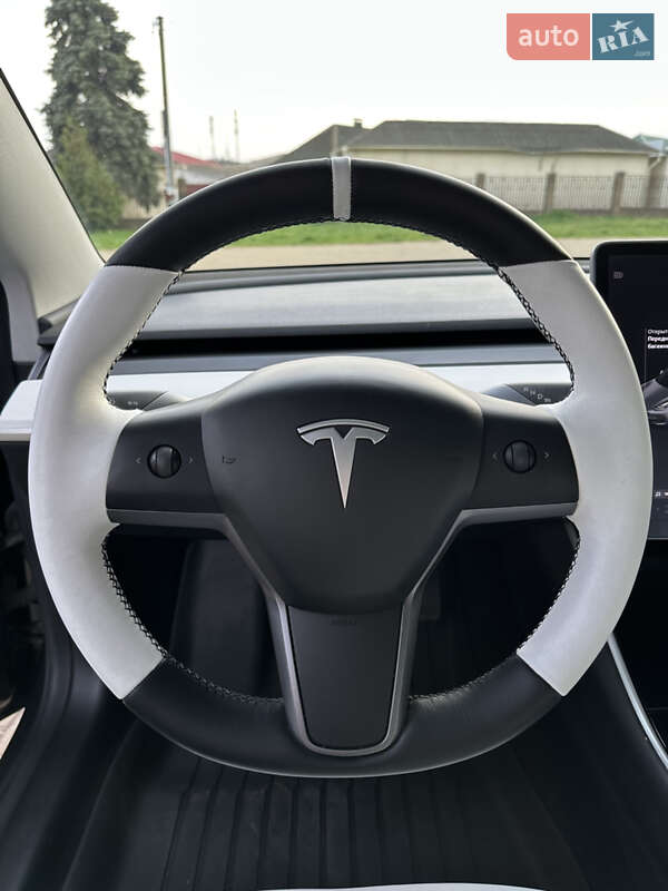 Седан Tesla Model 3 2019 в Прилуках