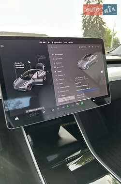 Седан Tesla Model 3 2019 в Прилуках