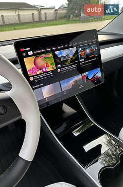 Седан Tesla Model 3 2019 в Прилуках