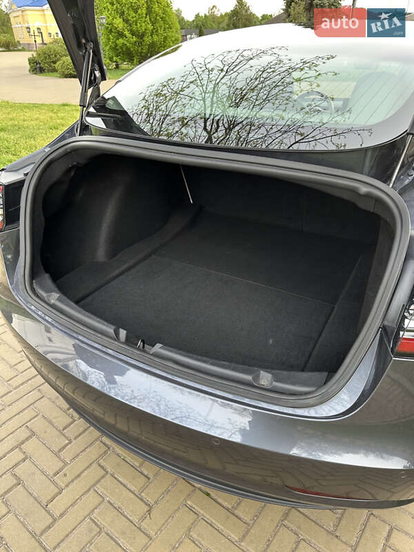 Седан Tesla Model 3 2019 в Прилуках