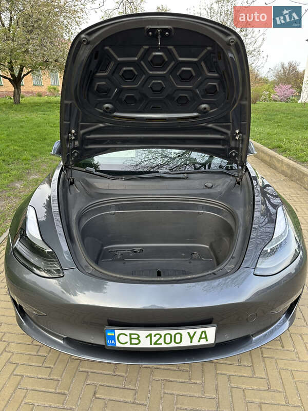 Седан Tesla Model 3 2019 в Прилуках