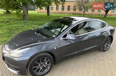 Седан Tesla Model 3 2019 в Прилуках