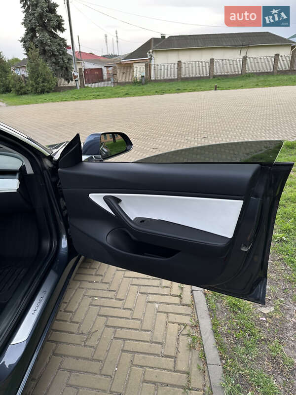Седан Tesla Model 3 2019 в Прилуках