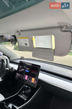 Седан Tesla Model 3 2019 в Прилуках