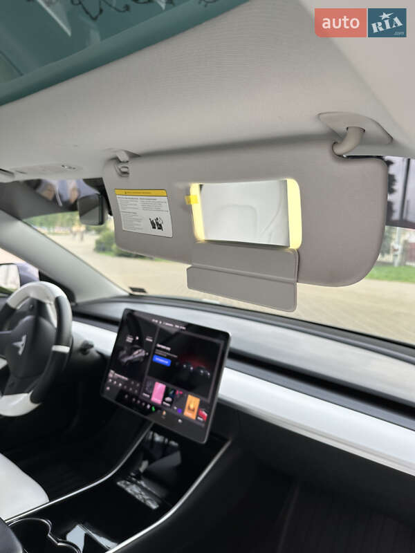 Седан Tesla Model 3 2019 в Прилуках