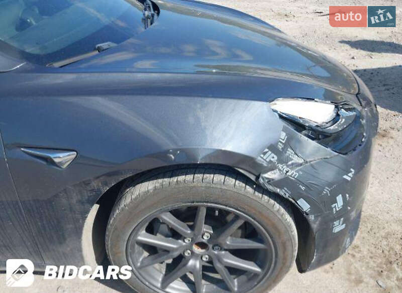 Седан Tesla Model 3 2019 в Прилуках