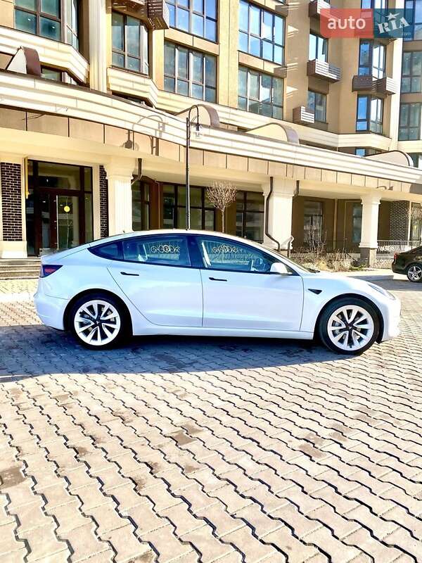 Седан Tesla Model 3 2022 в Киеве
