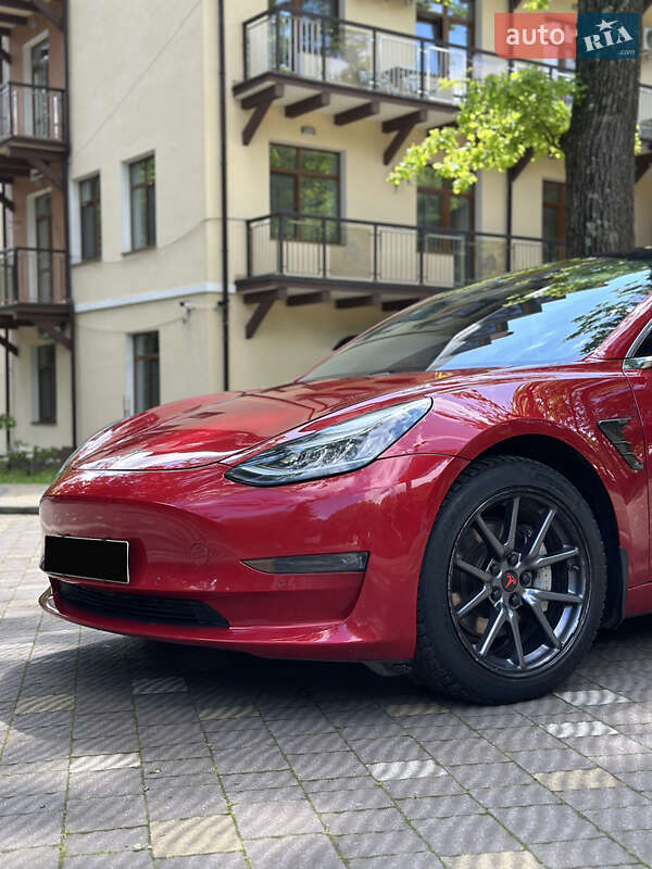 Седан Tesla Model 3 2018 в Трускавці