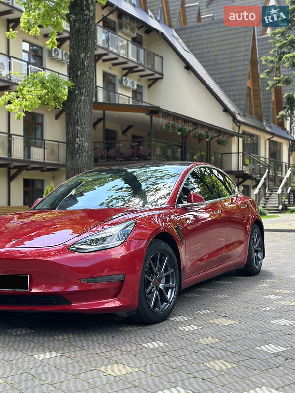Седан Tesla Model 3 2018 в Трускавці