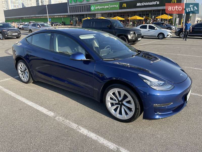 Седан Tesla Model 3 2022 в Киеве