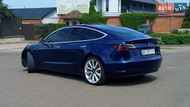 Седан Tesla Model 3 2019 в Володимирі