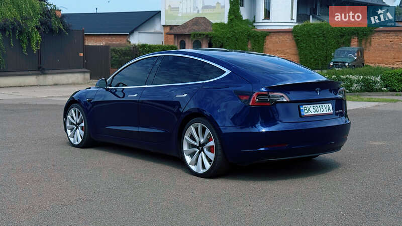 Седан Tesla Model 3 2019 в Володимирі