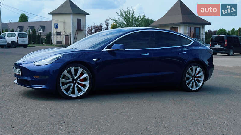 Седан Tesla Model 3 2019 в Володимирі