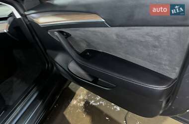 Седан Tesla Model 3 2023 в 