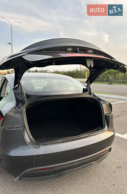 Седан Tesla Model 3 2024 в 