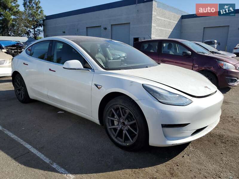 Седан Tesla Model 3 2018 в Львове