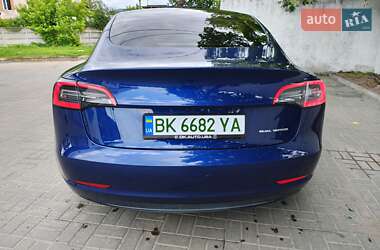 Седан Tesla Model 3 2021 в 