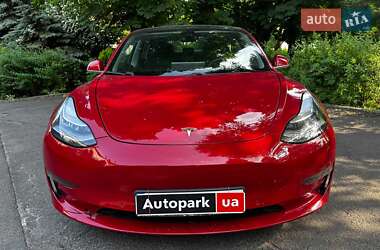 Седан Tesla Model 3 2020 в 