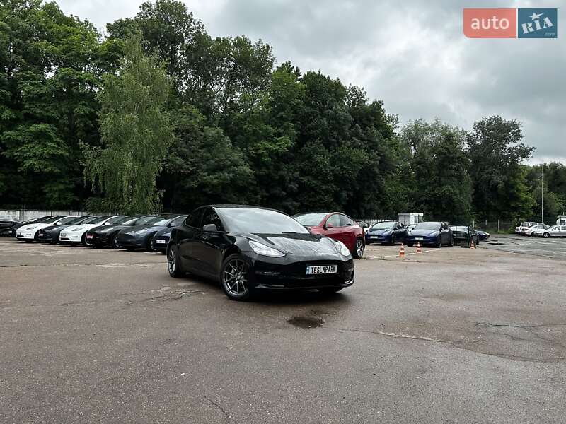 Седан Tesla Model 3 2021 в 