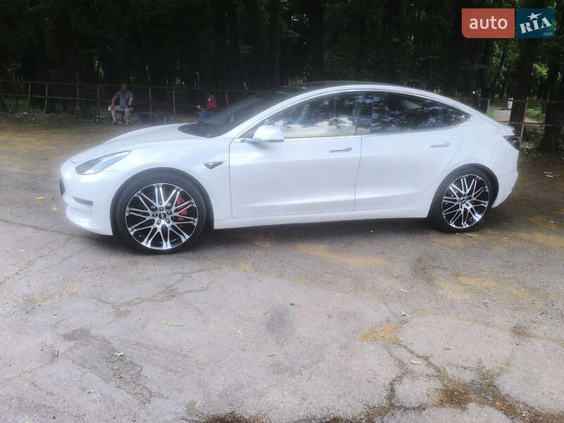 Седан Tesla Model 3 2019 в 