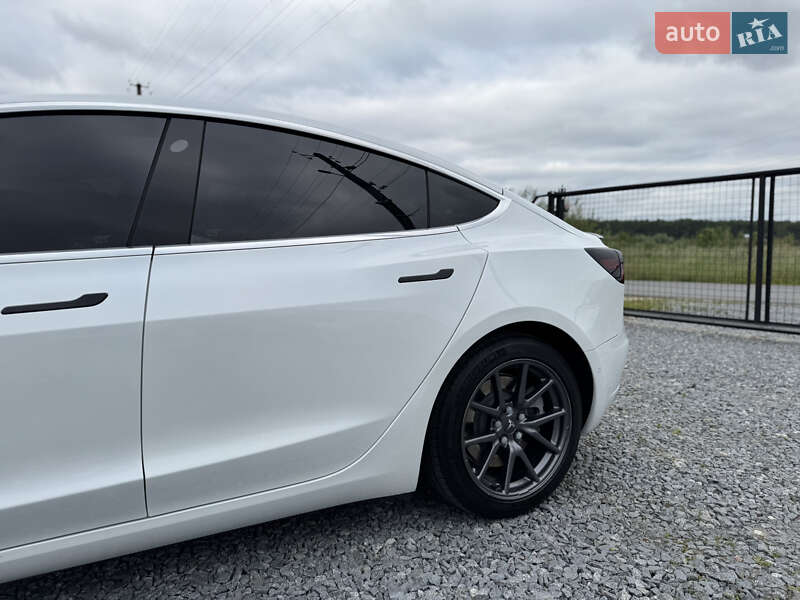 Седан Tesla Model 3 2020 в Дрогобыче