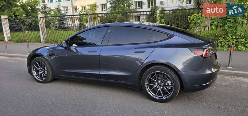 Седан Tesla Model 3 2023 в Києві