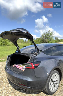 Седан Tesla Model 3 2022 в 