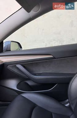 Седан Tesla Model 3 2022 в 