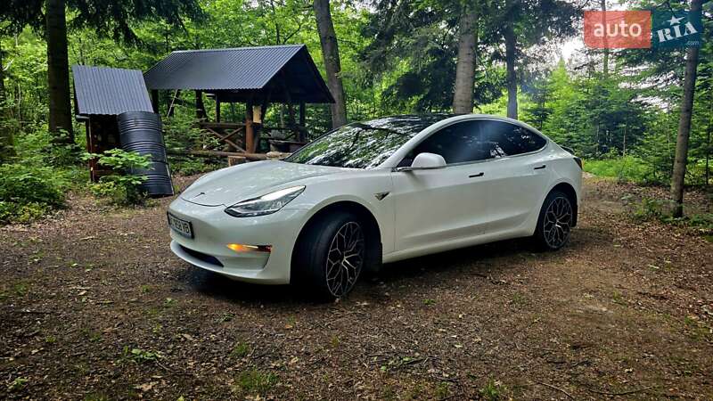 Седан Tesla Model 3 2020 в Стрию