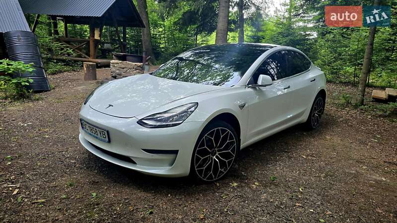 Седан Tesla Model 3 2020 в Стрию