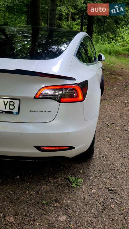 Седан Tesla Model 3 2020 в Стрию