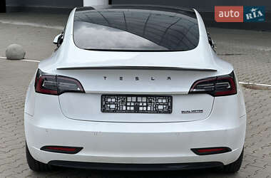 Седан Tesla Model 3 2022 в 