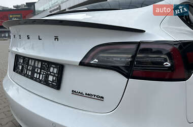 Седан Tesla Model 3 2022 в 