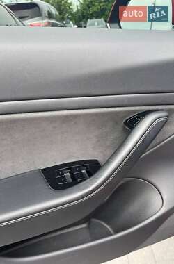 Седан Tesla Model 3 2019 в 