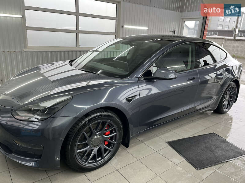 Седан Tesla Model 3 2022 в 