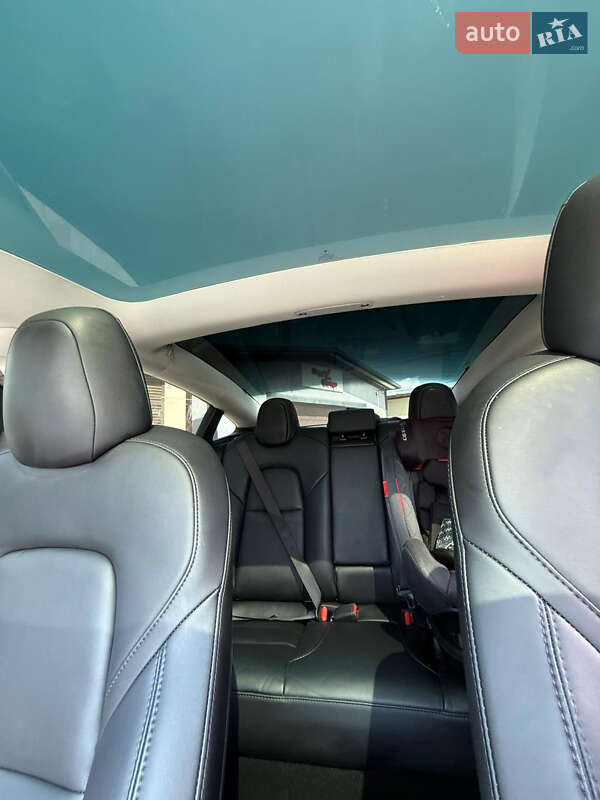 Седан Tesla Model 3 2023 в Жовкве