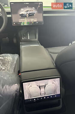 Седан Tesla Model 3 2024 в 